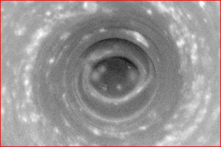 На Сатурне обнаружен космический вихрь